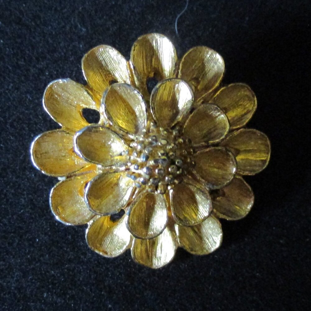 Vintage Dubarry Fifth Avenue Round Scarf Clip Flower Gold Tone Metal  1.25"